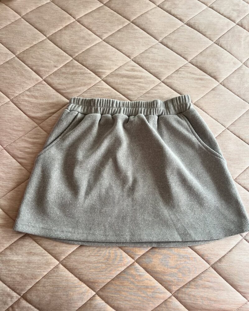 Falda gris con bolsas delanteras