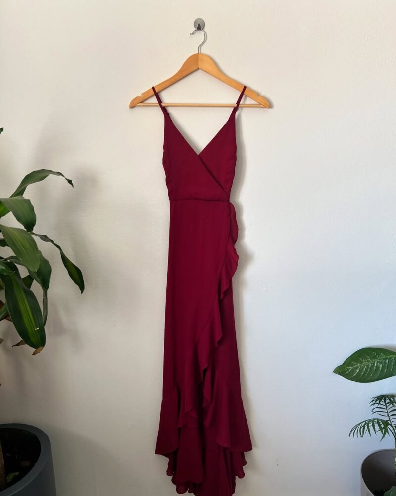 Vestido color vino de tirantes y espalda ajustable