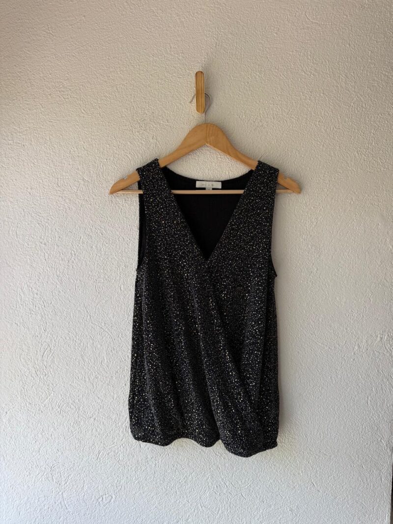 BLUSA NEGRA CON DORADO