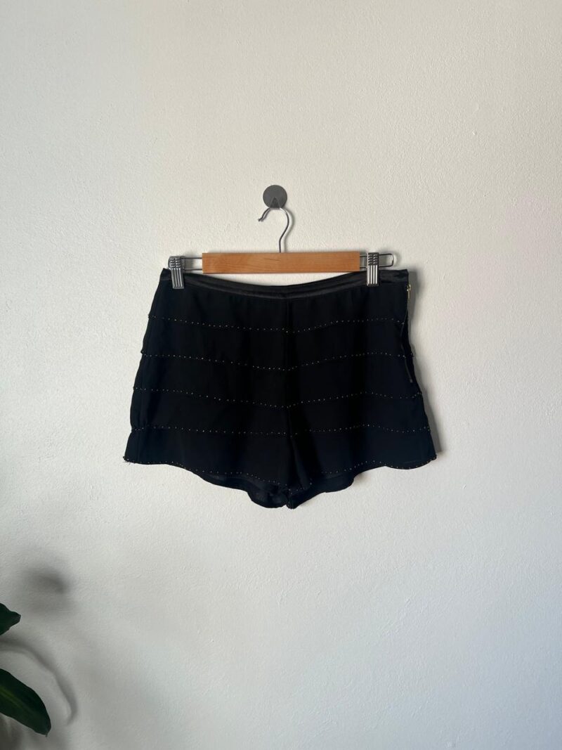 SHORTS CON TACHUELITAS