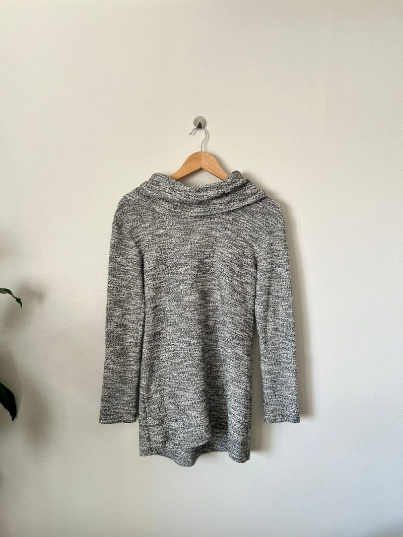 BLUSA GRIS CON CUELLO