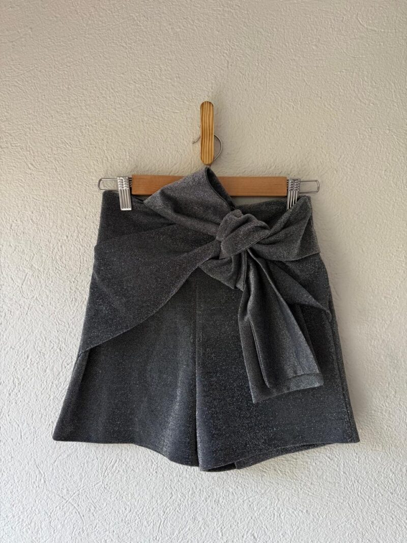 SHORT CON MOÑO