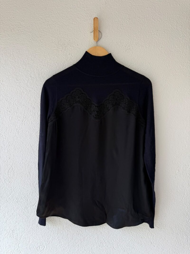 BLUSA CON ENCAJE Y CUELLO ALTO-SANDRO