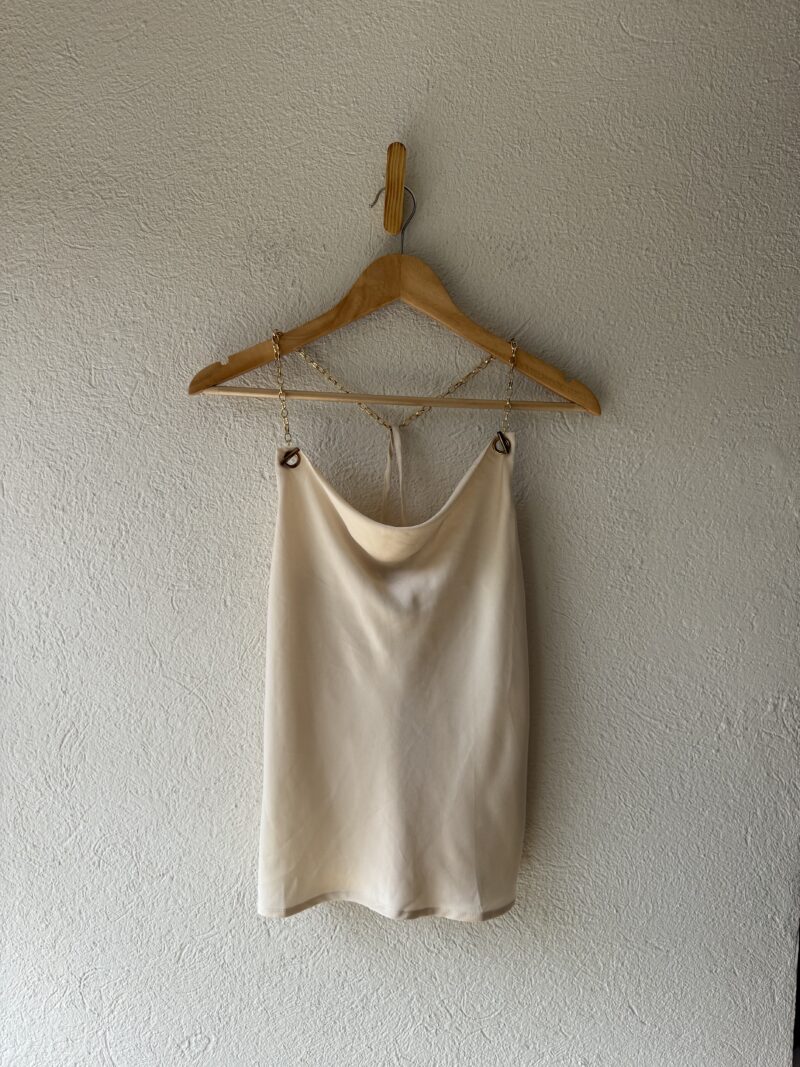 BLUSA SATINADA CON CADENA