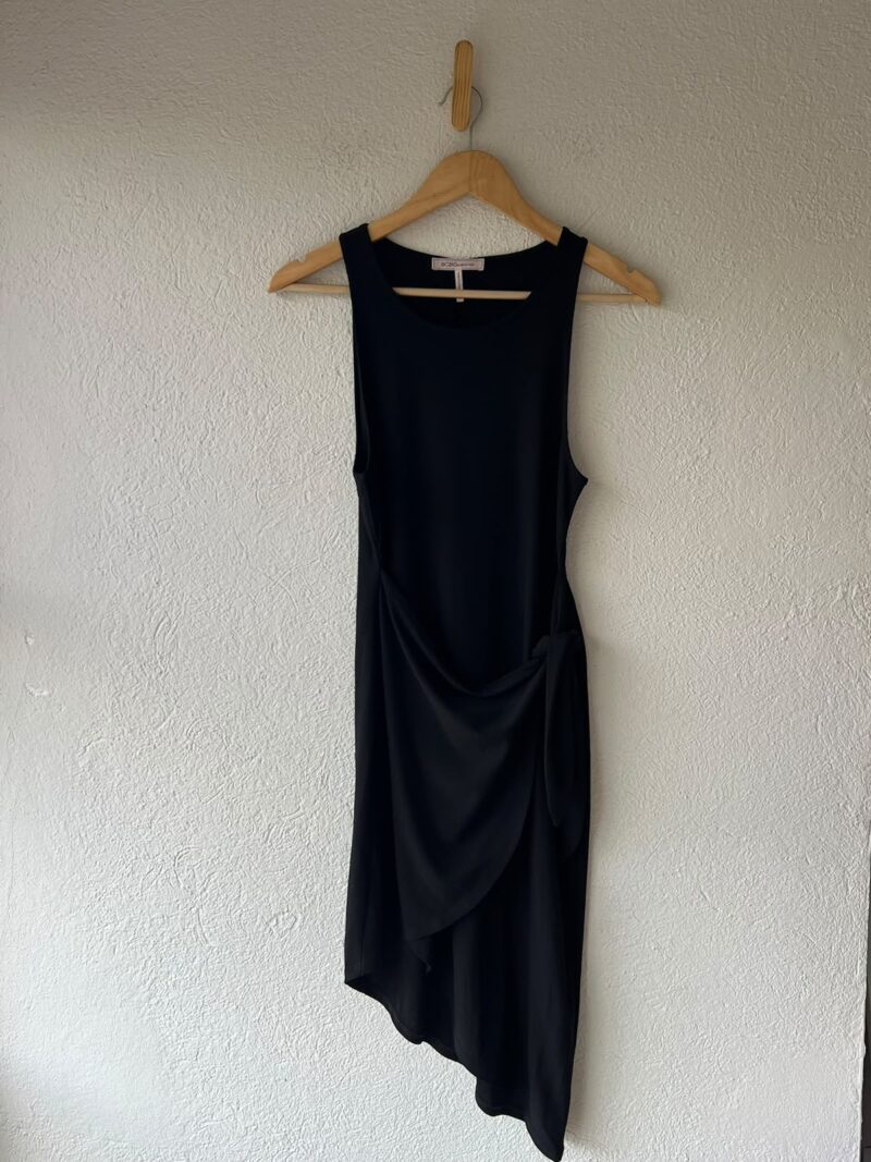 VESTIDO NEGRO ASIMÉTRICO