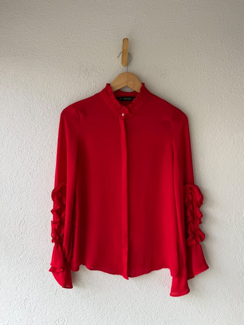 BLUSA BOTONES CON OLANES ROJA