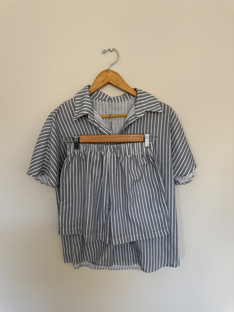 SET BLUSA BOTONES Y SHORT DE RAYAS