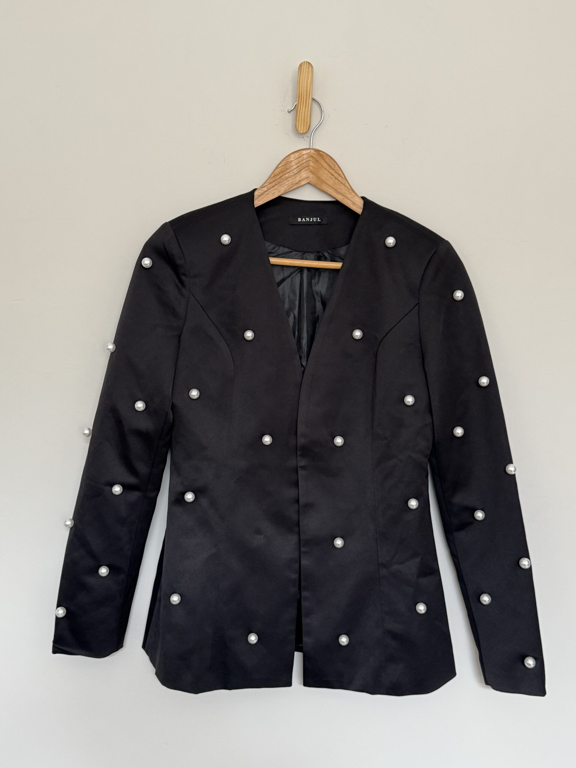 BLAZER CON DETALLE DE PERLAS