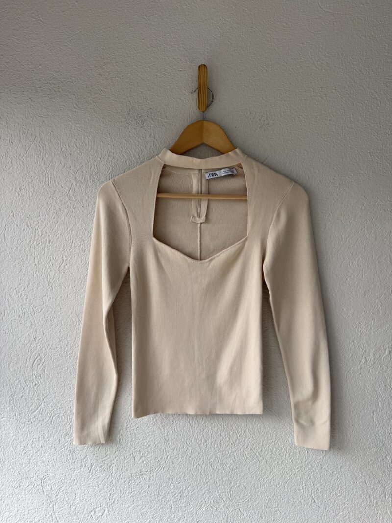 BLUSA CON TIRA EN EL CUELLO