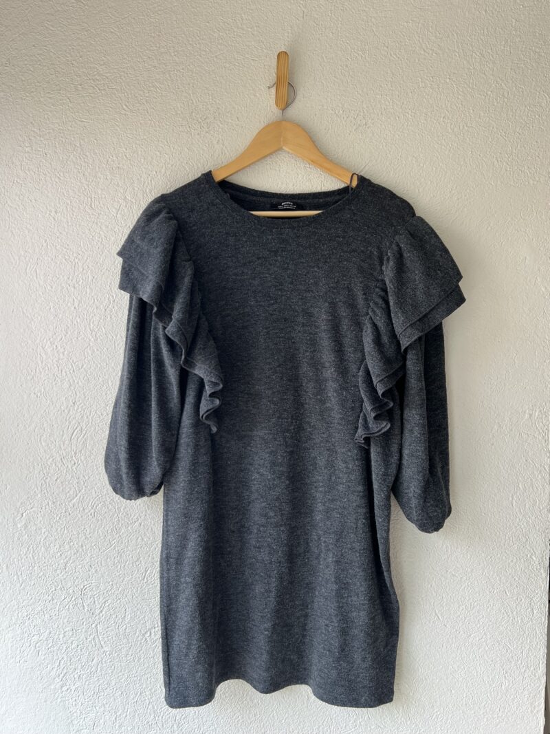 VESTIDO GRIS CON OLANES